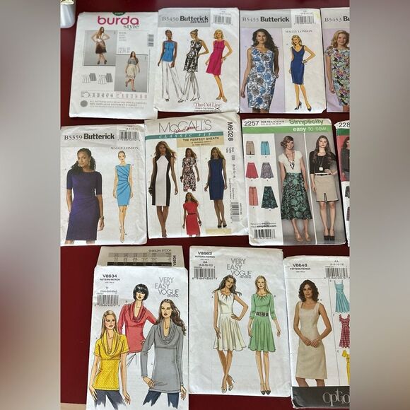 Lot of 2010 Vogue, Butterick, McCalls, & Simplicity Patterns - Picture 3 of 3